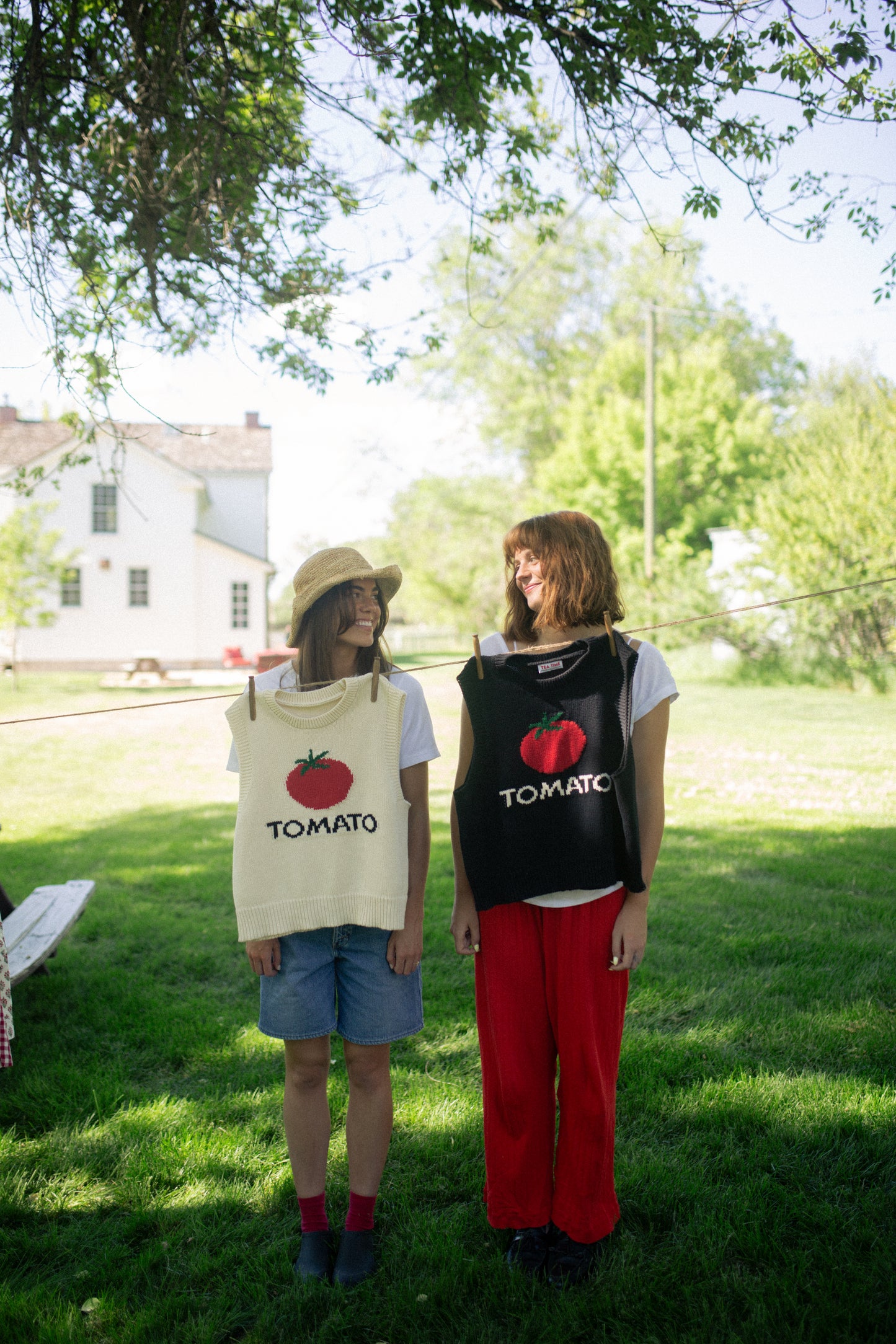 TOMATO SWEATER VEST